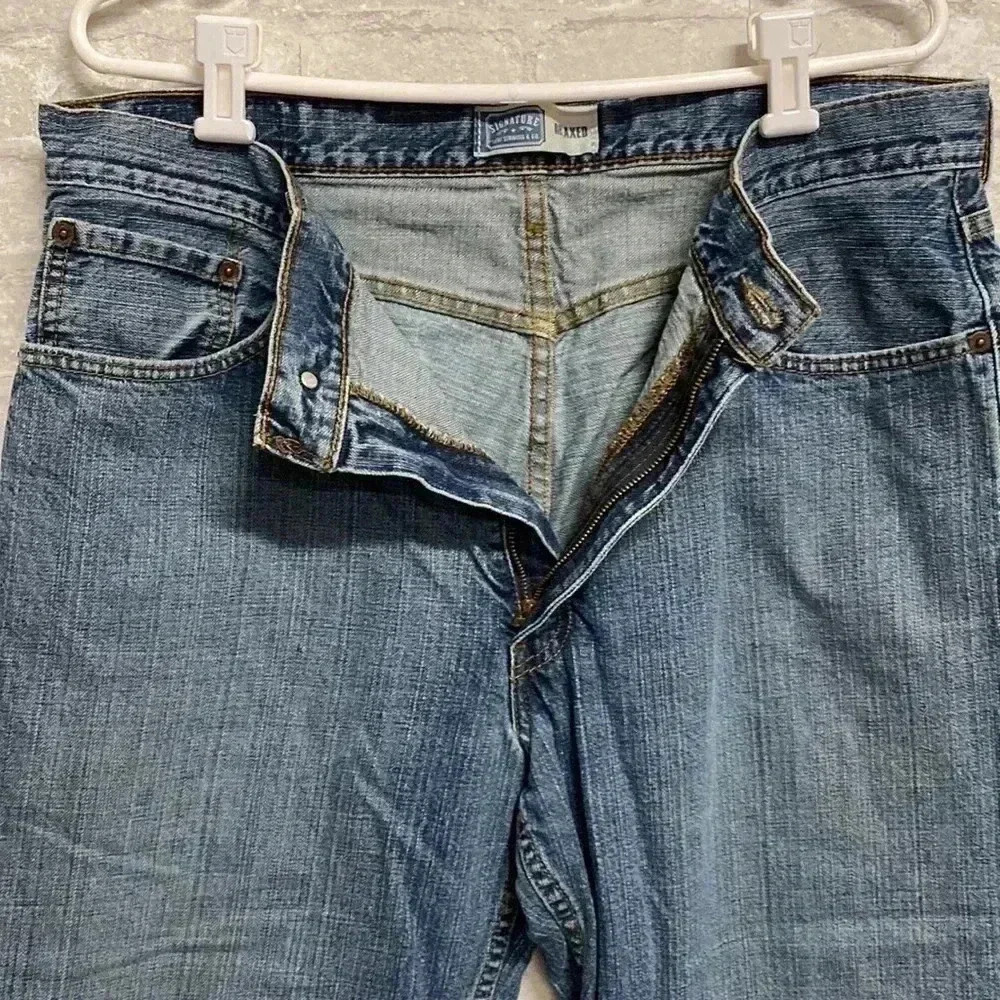Distressed mens relaxed signature Levi Strauss & co denim jeans